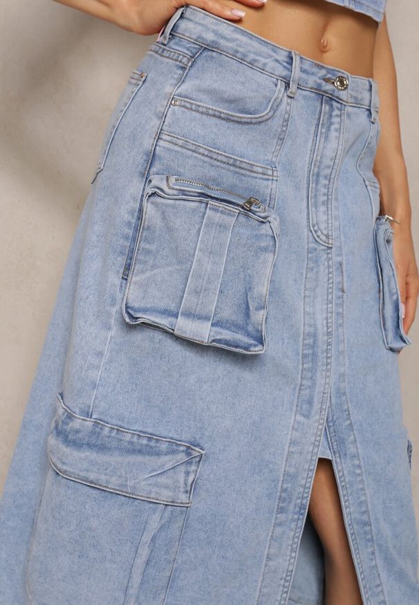 Renee - Niebieska Jeansowa Spódnica Regular Waist z Kieszeniami z Napami i Rozcięciem Alicella. Kolor: niebieski. Materiał: jeans. Styl: klasyczny, elegancki