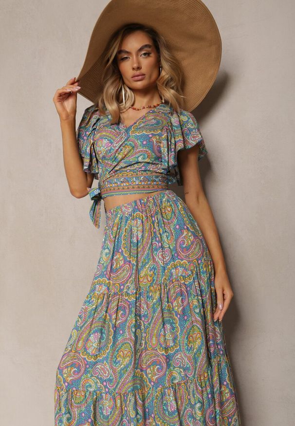 Renee - Niebieski Wiskozowy Komplet 2-Częściowy w Print Paisley Długa Spódnica i Kopertowy Top Aeodosia. Kolor: niebieski. Materiał: wiskoza. Wzór: paisley, nadruk