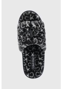 Calvin Klein Kapcie kolor czarny. Nosek buta: okrągły. Kolor: czarny. Materiał: materiał, guma