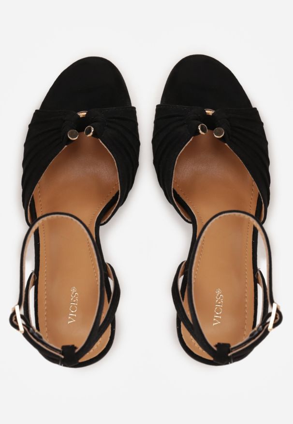 Renee - Czarne Sandały VICES na Szpilce Zdobione Marszczeniem i Aplikacją Synalirea. Zapięcie: pasek. Kolor: czarny. Wzór: aplikacja. Obcas: na szpilce. Styl: elegancki, klasyczny