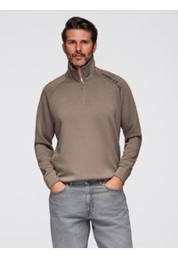 Ombre Clothing - Bluza męska z kontrastowym nadrukiem i rozpinaną wysoką stójką – szarobrązowa V3 - Rozmiar: L. Okazja: na co dzień. Typ kołnierza: kołnierzyk stójkowy. Kolor: brązowy. Materiał: satyna, poliester, materiał, dzianina, elastan, wiskoza. Długość rękawa: raglanowy rękaw. Długość: krótkie. Wzór: nadruk. Styl: casual, sportowy, elegancki