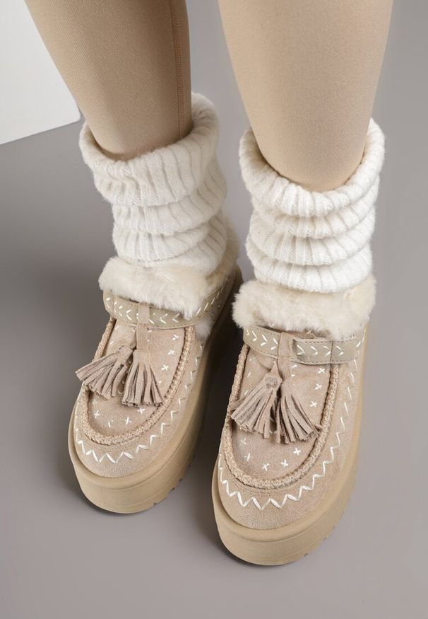 Renee - Beżowe Śniegowce na Platformie Ozdobione Haftem i Frędzlami Linomis. Okazja: na co dzień. Kolor: beżowy. Materiał: skóra, jeans. Wzór: aplikacja, haft. Sezon: zima. Obcas: na platformie. Styl: casual, elegancki
