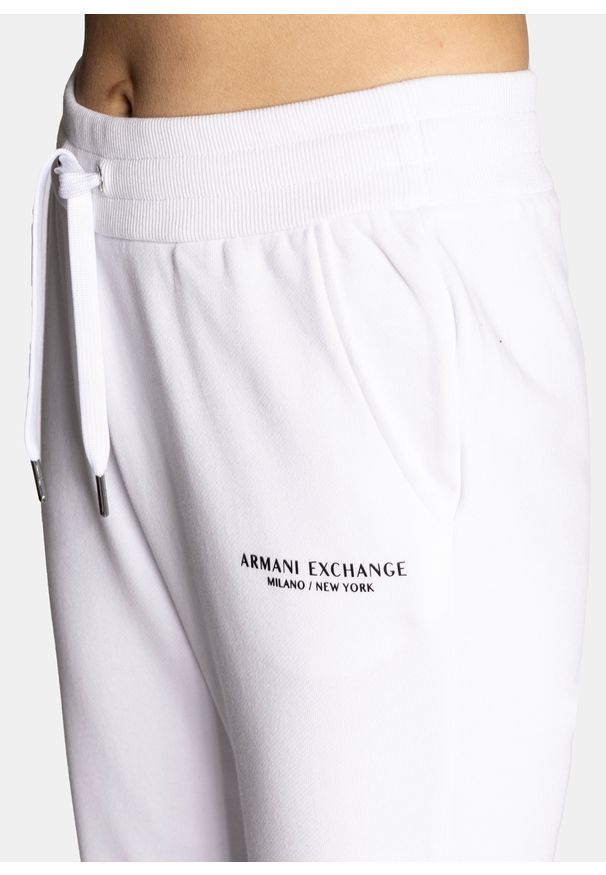 Spodnie dresowe damskie białe Armani Exchange 8NYPBA YJE5Z 1100. Kolor: biały. Materiał: dresówka