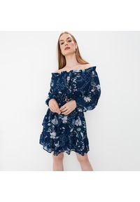 Mohito - Sukienka mini hiszpanka we wzory - Niebieski. Typ kołnierza: dekolt hiszpanka. Kolor: niebieski. Długość: mini #1