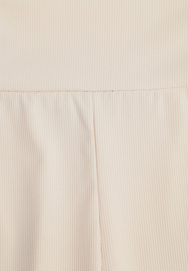 Born2be - Jasnobeżowe Kolarki Thosea. Okazja: na co dzień. Stan: podwyższony. Kolor: beżowy. Materiał: tkanina, prążkowany, dzianina. Długość: długie, krótkie. Wzór: aplikacja. Styl: sportowy, casual