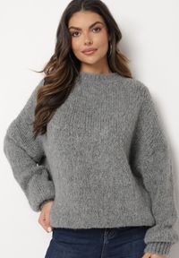 Born2be - Ciemnoszary Sweter o Klasycznym Prostym Kroju z Domieszką Wełny i Wiskozy Sezisya. Okazja: na co dzień. Kolor: szary. Materiał: wełna, wiskoza. Długość rękawa: długi rękaw. Długość: długie. Wzór: aplikacja. Sezon: zima, jesień. Styl: klasyczny #3