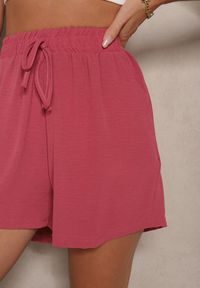 Renee - Ciemnoróżowe Szorty z Wiskozą High Waist Ozdobione Wiązaniem Milareia. Okazja: na co dzień, na spacer. Stan: podwyższony. Kolor: różowy. Materiał: wiskoza. Wzór: aplikacja. Styl: sportowy, casual #5