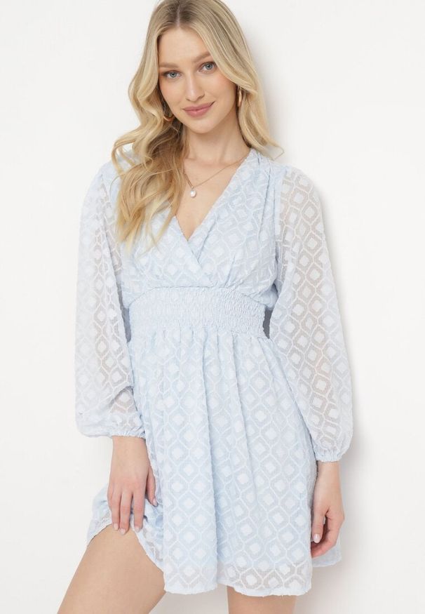 Born2be - Niebieska Sukienka Koktajlowa z Gumką w Pasie i Geometrycznym Wzorem na Siateczce Actipisa. Kolor: niebieski. Wzór: geometria. Typ sukienki: kopertowe. Styl: wizytowy