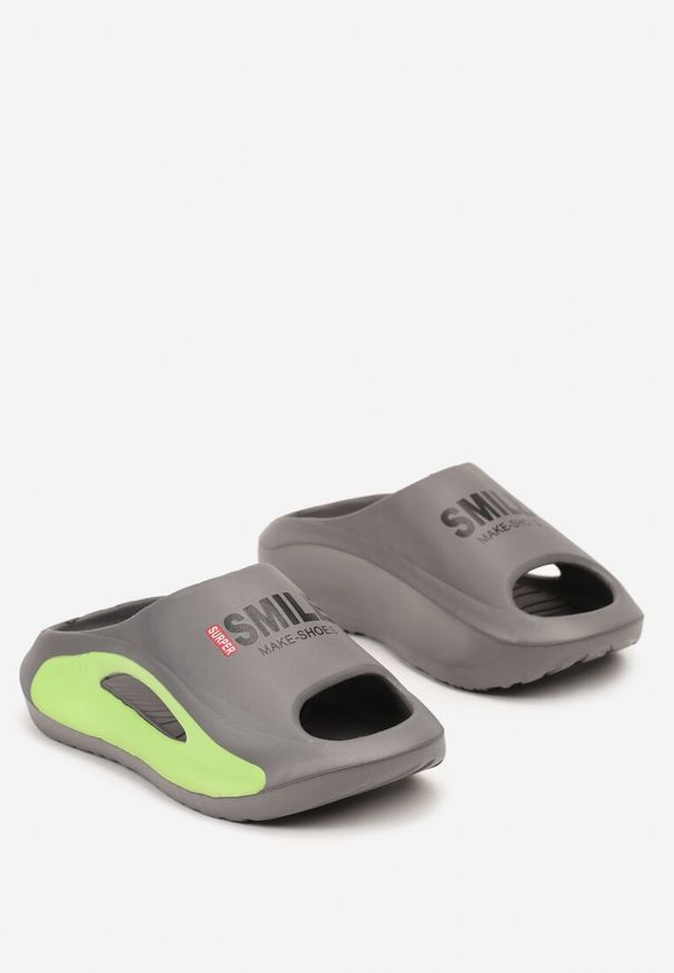 Renee - Jasnoszare Klapki z Pianki z Ozdobnym Nadrukiem na Płaskiej Podeszwie Teslyn. Okazja: na plażę, na co dzień. Kolor: szary. Materiał: len. Wzór: nadruk. Sezon: lato. Obcas: na płaskiej podeszwie. Styl: casual