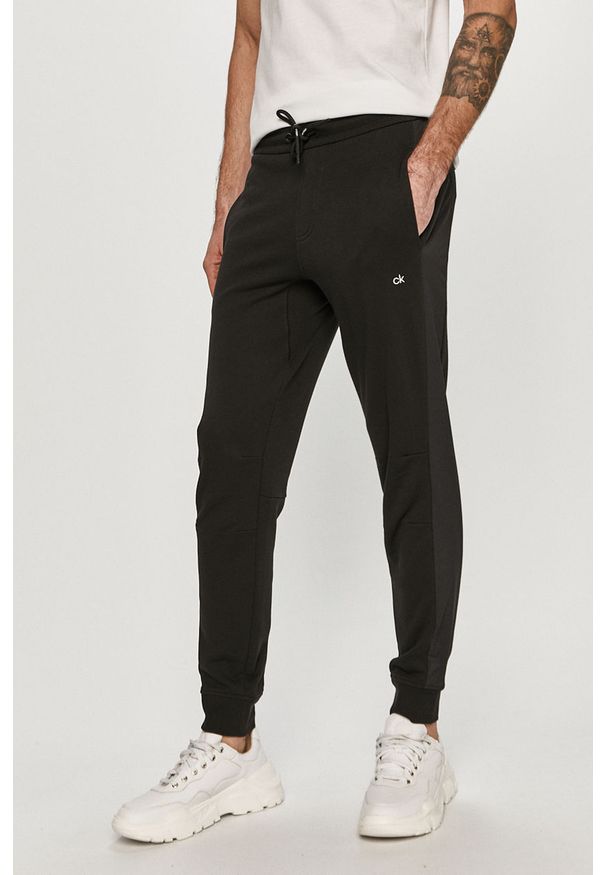 Calvin Klein - Spodnie. Kolor: czarny. Materiał: bawełna, materiał, dzianina, poliamid. Wzór: gładki