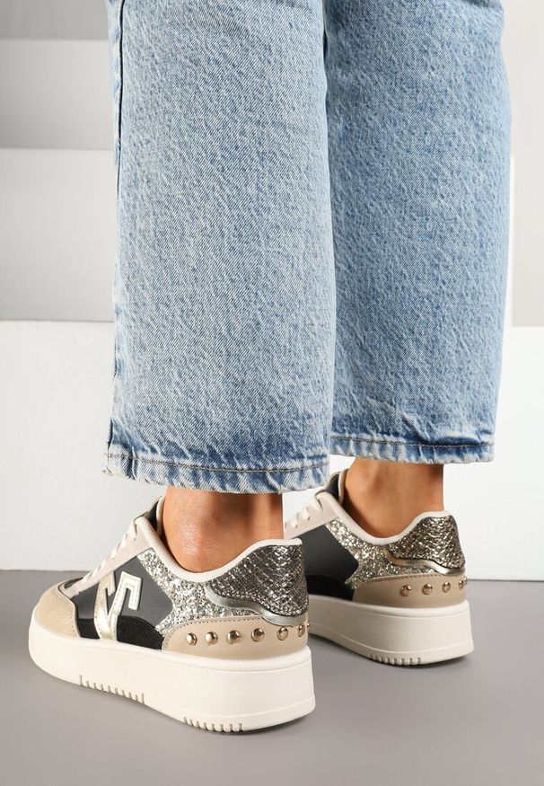 Born2be - Czarno-Beżowe Sneakersy z Brokatem i Metalicznymi Ozdobami Pillara. Okazja: na co dzień. Nosek buta: okrągły. Kolor: czarny. Materiał: jeans. Wzór: aplikacja. Sezon: lato, wiosna. Obcas: na płaskiej podeszwie