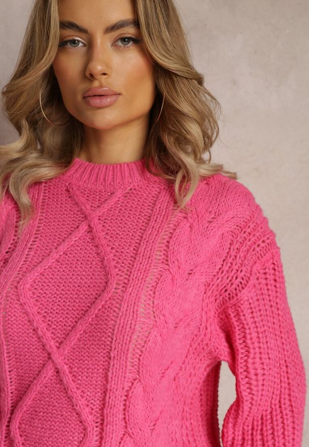 Renee - Fuksjowy Klasyczny Sweter z Modnym Splotem Wykończony Ściągaczami Viala. Kolor: różowy. Długość rękawa: długi rękaw. Długość: długie. Wzór: ze splotem. Styl: klasyczny