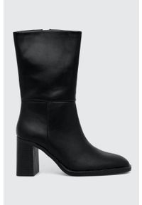 Answear Lab botki damskie kolor czarny na słupku. Nosek buta: okrągły. Kolor: czarny. Obcas: na słupku. Styl: wakacyjny. Wysokość obcasa: średni