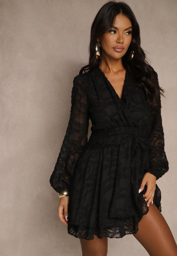 Renee - Czarna Rozkloszowana Sukienka z Siateczki z Ozdobnym Tłoczeniem Zenessalia. Kolor: czarny. Materiał: jeans, poliester. Typ sukienki: rozkloszowane. Styl: klasyczny, elegancki