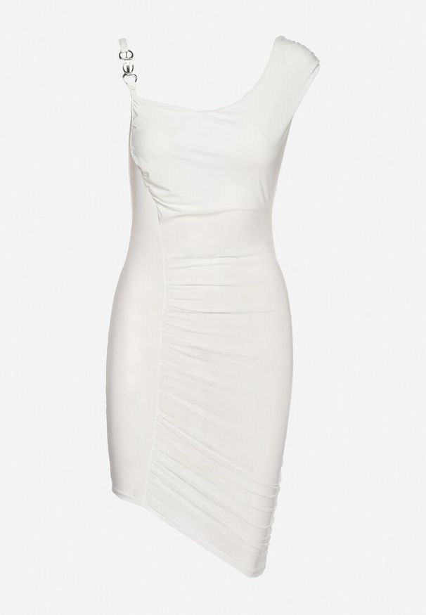 Born2be - Biała Sukienka o Dopasowanym Fasonie z Marszczeniem i Klamerką na Ramiączku Inestell. Okazja: na co dzień. Kolor: biały. Materiał: materiał. Długość rękawa: na ramiączkach. Typ sukienki: asymetryczne, proste. Styl: casual