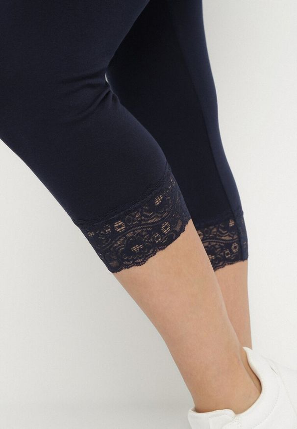 Born2be - Granatowe Legginsy Bawełniane z Elastyczną Gumką i Koronką na Nogawkach Efrine. Okazja: na co dzień, na spacer. Kolor: niebieski. Materiał: bawełna, koronka. Wzór: koronka. Sezon: lato. Styl: casual