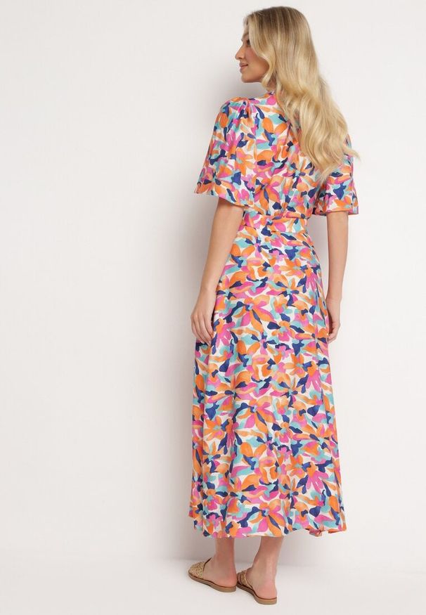 Born2be - Beżowo-Różowa Kopertowa Sukienka w Kwiaty z Materiałowym Paskiem w Talii Quapia. Okazja: na co dzień, na spacer. Typ kołnierza: dekolt w kształcie V. Kolor: beżowy. Materiał: materiał. Wzór: kwiaty. Typ sukienki: kopertowe. Styl: klasyczny, casual