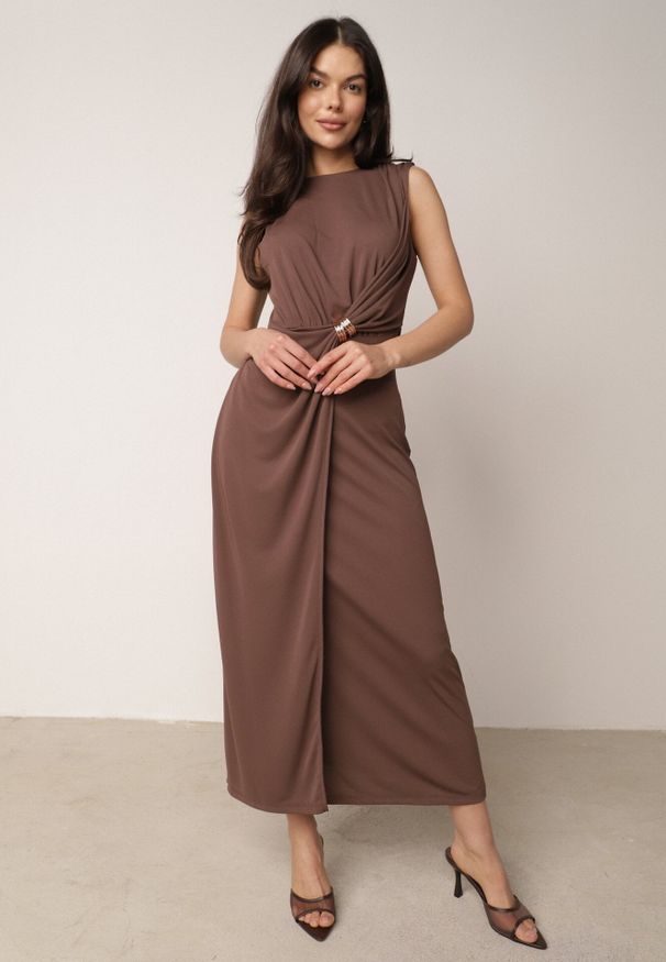 Born2be - Brązowa Elegancka Sukienka z Marszczeniami i Drapowaniem o Taliowanym Kroju z Metalowym Akcentem Azaervienne. Okazja: do pracy, na co dzień. Kolor: brązowy. Typ sukienki: proste. Styl: elegancki. Długość: maxi