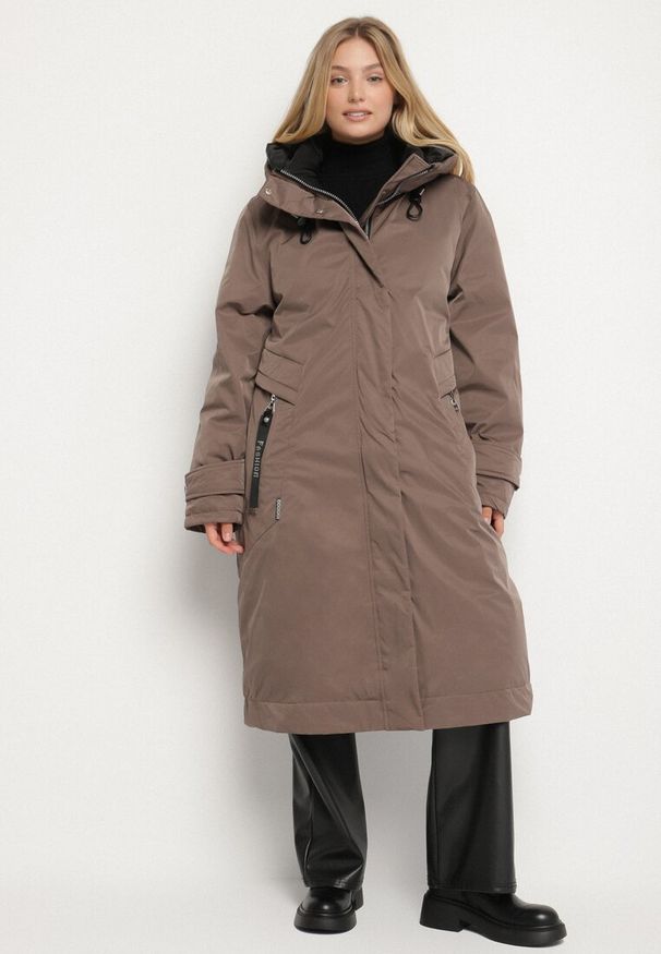 Born2be - Brązowa Kurtka z Kapturem o Wydłużonym Fasonie z Kieszeniami na Suwak Loreldra. Typ kołnierza: kaptur. Kolor: brązowy