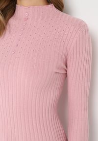Born2be - Różowy Dopasowany Sweter Golf z Ozdobnymi Guzikami Oppanla. Typ kołnierza: golf. Kolor: różowy. Materiał: tkanina, dzianina. Długość rękawa: długi rękaw. Długość: długie. Wzór: aplikacja