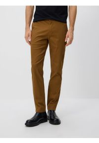 Reserved - Bawełniane spodnie chino slim - brązowy. Kolor: brązowy. Materiał: bawełna