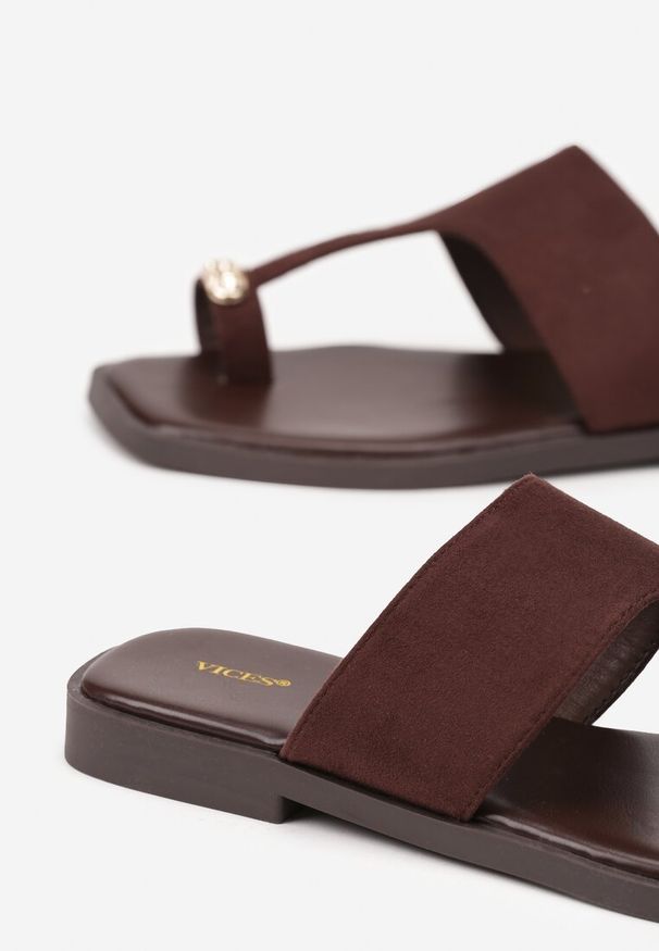 Renee - Brązowe Klapki Vices Japonki z Metaliczną Ozdobą Arhelia. Okazja: na plażę. Kolor: brązowy. Wzór: aplikacja. Sezon: lato. Styl: elegancki