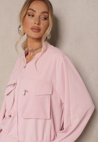 Renee - Różowy Komplet Dresowy Cargo Spodnie i Bluza Zdobiona Imitacją Kieszeni Nolhira. Kolor: różowy. Materiał: dresówka. Wzór: aplikacja #3