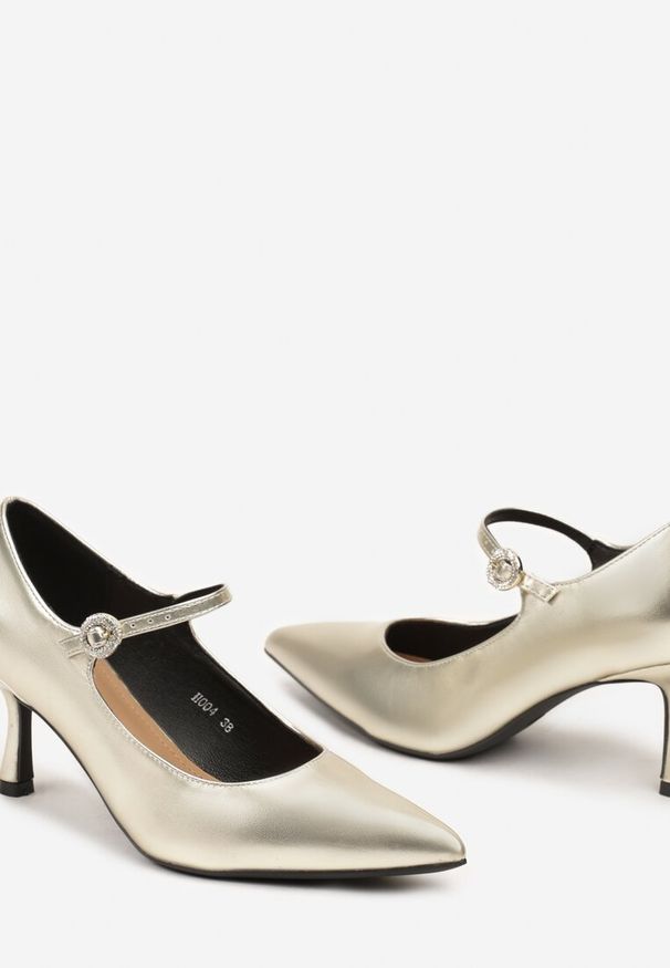 Renee - Złote Czółenka na Obcasie Kaczuszka ze Szpiczastym Noskiem i Ozdobnym Paseczkiem Dailithe. Okazja: do pracy. Nosek buta: szpiczasty. Zapięcie: pasek. Kolor: złoty. Materiał: jedwab. Obcas: na obcasie. Styl: klasyczny, elegancki, wizytowy. Wysokość obcasa: średni