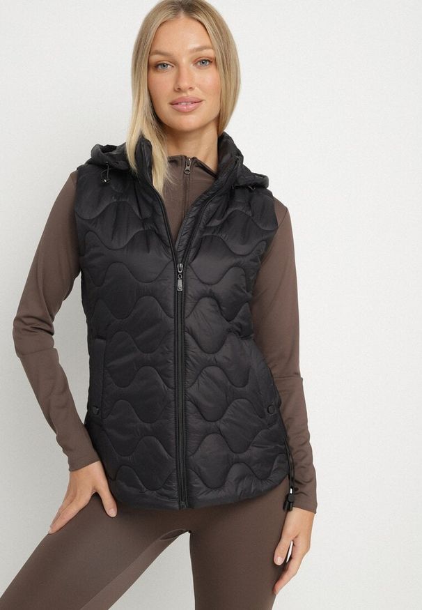 Born2be - Czarna Kamizelka z Odpinanym Kapturem Ozdobiona Pikowaniem Cirisse. Okazja: na co dzień, na spacer. Kolor: czarny. Materiał: jeans. Wzór: aplikacja. Styl: klasyczny, casual, elegancki