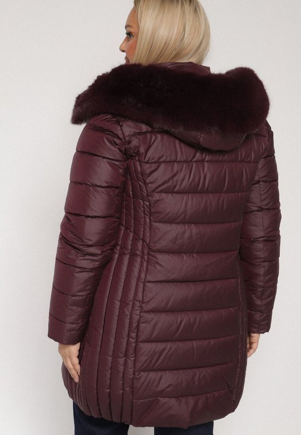 Born2be - Bordowa Długa Kurtka Pikowana z Odpinanym Kapturem i Futerkiem Retelma. Okazja: na co dzień. Kolor: czerwony. Materiał: futro. Długość: długie. Styl: casual