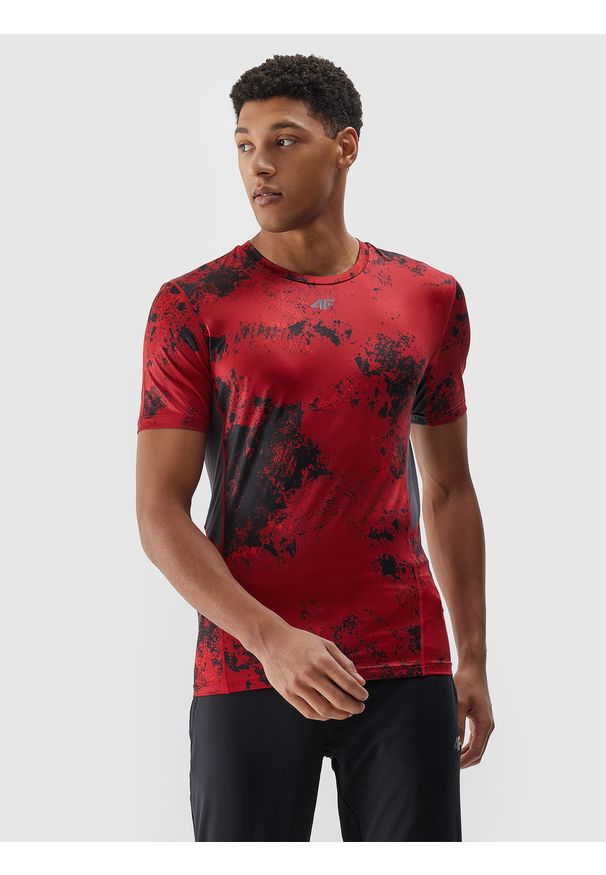 4f - Koszulka treningowa z materiału z recyklingu męska - czerwona. Kolor: czerwony. Materiał: materiał. Długość rękawa: krótki rękaw. Długość: krótkie. Wzór: gładki, ze splotem, nadruk. Sport: fitness