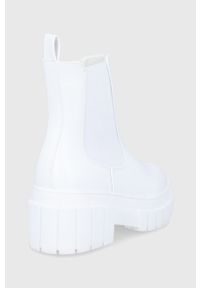 Truffle Collection Sztyblety damskie kolor biały na platformie. Nosek buta: okrągły. Kolor: biały. Materiał: guma. Obcas: na platformie #5