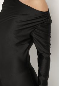 Born2be - Czarna Dopasowana Sukienka z Rozcięciem i Asymetrycznym Dekoltem Ravielis. Okazja: na imprezę. Kolor: czarny. Długość rękawa: długi rękaw. Typ sukienki: asymetryczne. Styl: elegancki, klasyczny #5