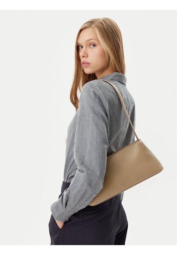 Calvin Klein Torebka Embossed Logo Shoulder Bag K60K612550 Beżowy. Kolor: beżowy. Materiał: skórzane