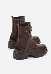 Renee - Brązowe Rockowe Botki Workery Zdobione Nitami Eratila. Okazja: na imprezę, na co dzień. Kolor: brązowy. Materiał: jeans, skóra. Szerokość cholewki: normalna. Wzór: aplikacja. Styl: rockowy #7