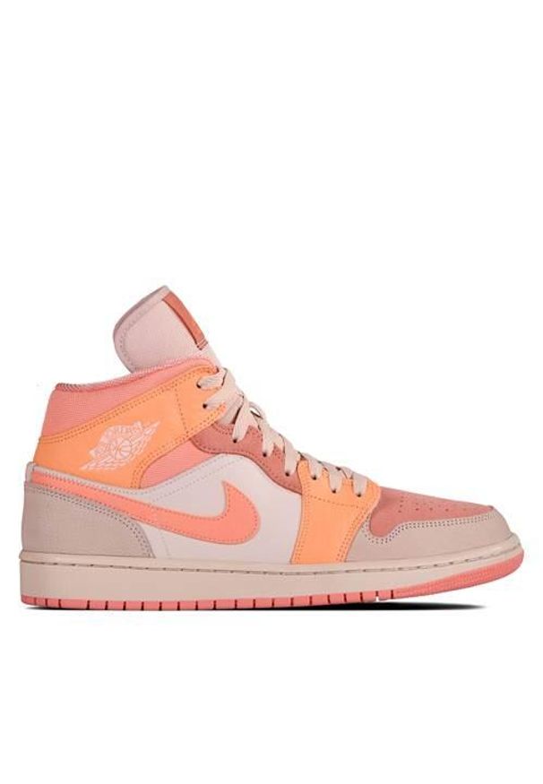 Buty do chodzenia męskie Nike Air Jordan 1 Retro Mid. Zapięcie: sznurówki. Kolor: beżowy. Materiał: tkanina, guma, skóra. Szerokość cholewki: normalna. Model: Nike Air Jordan. Sport: turystyka piesza