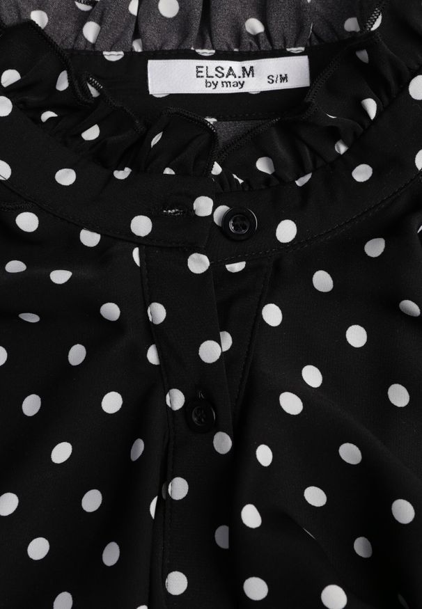 Born2be - Czarna Wiskozowa Koszula w Kropki ze Stójką z Ozdobnymi Falbanami Isamene. Okazja: na co dzień. Typ kołnierza: kołnierzyk stójkowy. Kolor: czarny. Materiał: wiskoza. Wzór: kropki. Styl: casual, klasyczny