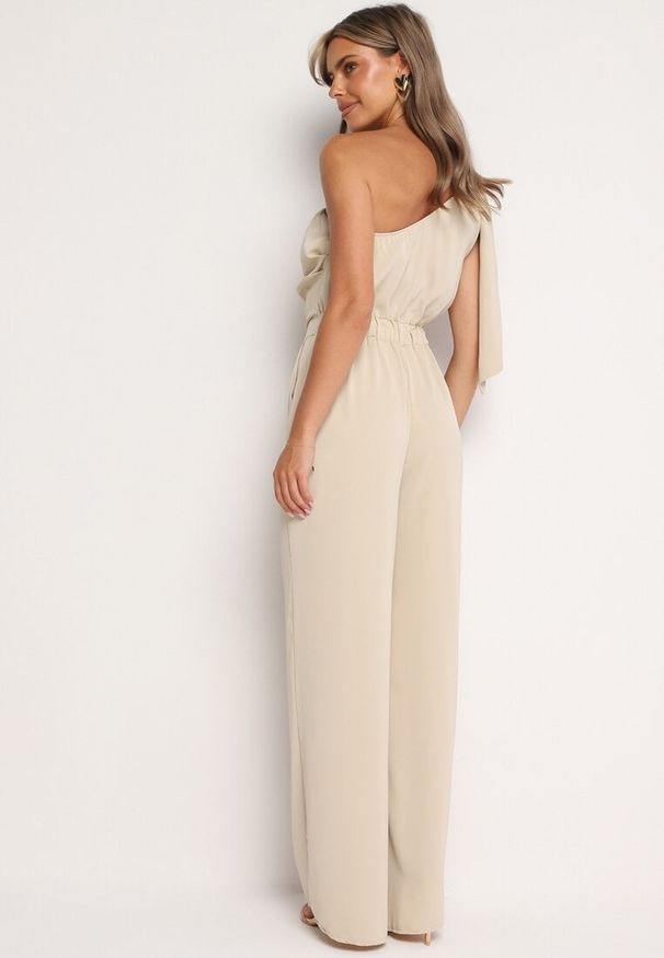 Born2be - Beżowy Kombinezon Asymetryczny na Jedno Ramię z Dwoma Kieszeniami Benama. Okazja: na wesele, na imprezę, na randkę, na ślub cywilny. Kolor: beżowy