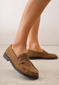 Renee - Jasnobrązowe Mokasyny VICES z Wkładką ze Skóry Naturalnej i Przeszyciami Astanie. Kolor: beżowy. Materiał: skóra. Sezon: wiosna. Styl: elegancki #1