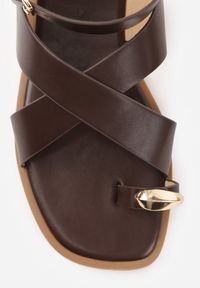 Renee - Brązowe Sandały z Paskiem na Palec z Metaliczną Aplikacją i Klamerką Ailintra. Okazja: na co dzień. Zapięcie: pasek. Kolor: brązowy. Wzór: aplikacja. Styl: casual, elegancki #3