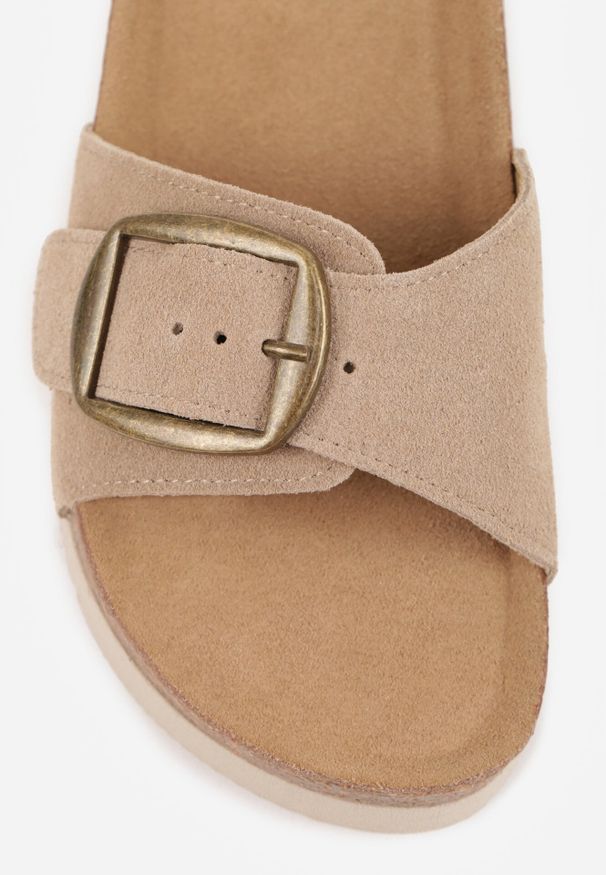 Born2be - Beżowe Zamszowe Klapki na Grubej Korkowej Podeszwie Ozdobione Klamrą Kylvielle. Okazja: na co dzień. Kolor: beżowy. Materiał: zamsz. Wzór: aplikacja. Styl: casual, klasyczny, elegancki