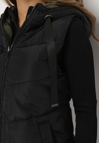 Born2be - Czarna Pikowana Kamizelka Dwustronna z Kapturem i Sznurkami Leorani. Okazja: na co dzień, na spacer. Typ kołnierza: kaptur. Kolor: czarny. Materiał: jeans. Styl: casual, sportowy #5