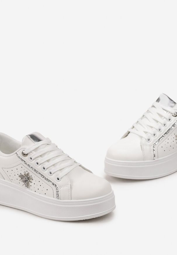 Renee - Biało-Srebrne Sneakersy na Grubej Podeszwie z Brokatowym Zdobieniem Pirola. Kolor: biały. Wzór: aplikacja