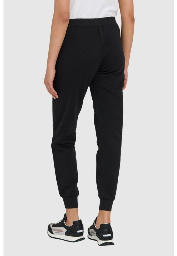 Emporio Armani - EMPORIO ARMANI Czarne dresy damskie z białymi logotypami. Kolor: czarny. Materiał: bawełna