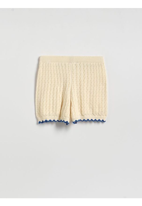 Reserved - Dzianinowe szorty - kremowy. Kolor: kremowy. Materiał: dzianina