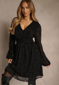 Renee - Czarna Siateczkowa Sukienka o Rozkloszowanym Kroju w Kwiaty Vidsella. Okazja: na co dzień. Typ kołnierza: dekolt w kształcie V. Kolekcja: plus size. Kolor: czarny. Materiał: poliester. Wzór: kwiaty. Typ sukienki: dla puszystych. Styl: casual #1