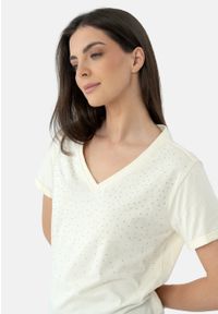 Volcano - Koszulka z dżetami T-MELI. Typ kołnierza: dekolt w serek. Materiał: włókno, bawełna, jeans, materiał. Długość rękawa: krótki rękaw. Długość: krótkie. Wzór: aplikacja. Styl: klasyczny, wizytowy #1