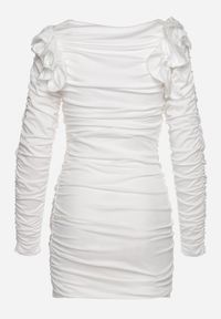 Born2be - Biała Sukienka Dopasowana z Naszywkami w Postaci Kwiatów i Marszczeniami oraz Wycięciami Jaleria. Kolor: biały. Wzór: aplikacja, kwiaty. Styl: elegancki #2