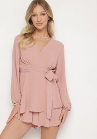 Born2be - Ciemnoróżowa Kopertowa Sukienka Kombinezon Mini z Falbanką Bomina. Typ kołnierza: kołnierz z falbankami. Kolor: różowy. Materiał: materiał. Typ sukienki: kopertowe. Długość: mini #2
