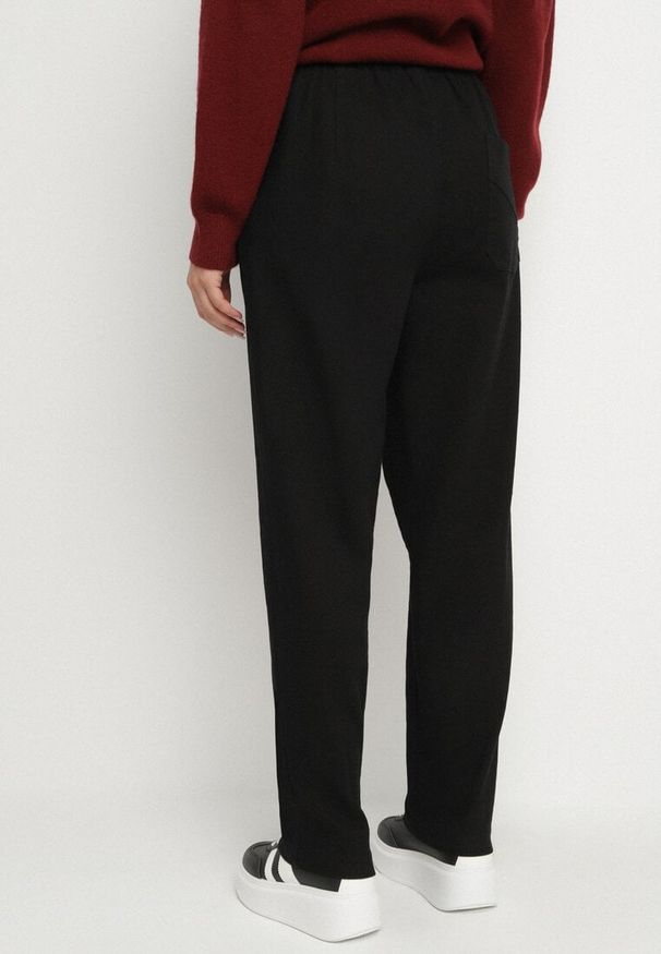 Born2be - Czarne Spodnie Bawełniane w Stylu Mom Fit ze Sznurkiem Adenelle. Okazja: na co dzień. Kolor: czarny. Materiał: bawełna. Styl: casual